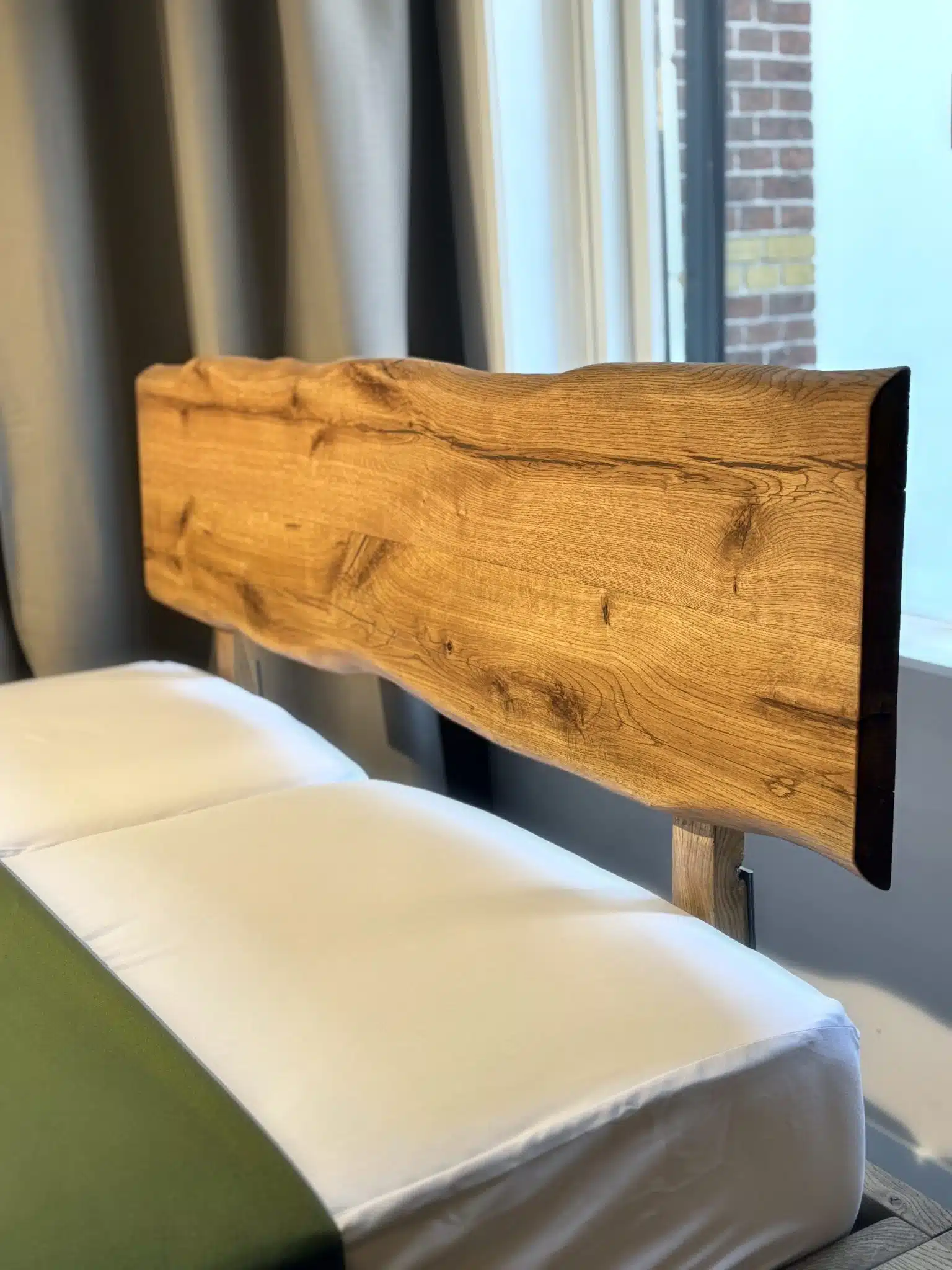 Detail van massief eikenhout in een handgemaakt bed