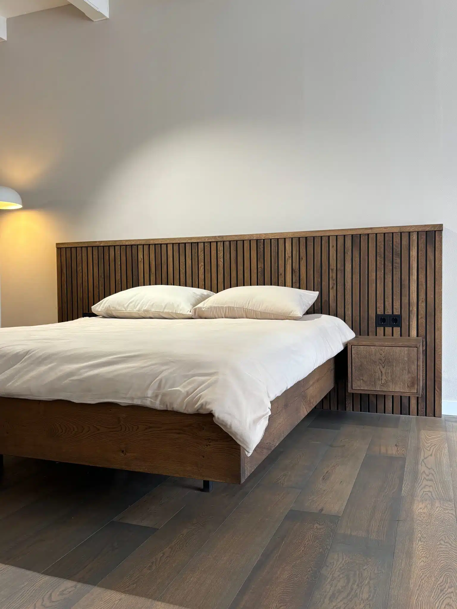 Néarr Black Oak bed massief eikenhout zwevend ontwerp