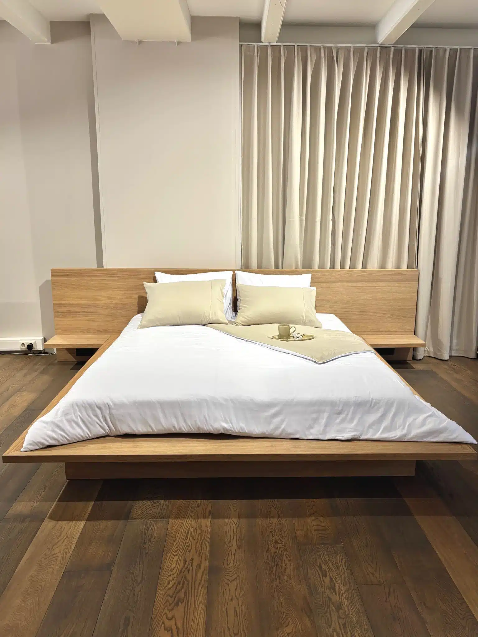 Néarr Japans zwevend bed japandi stijl massief eikenhout